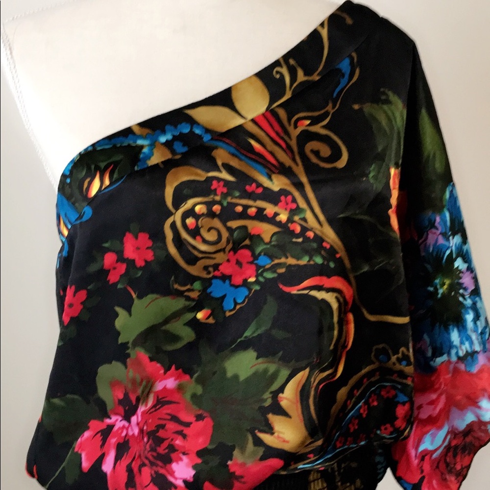 Beautiful island blouse. Excellent condition.